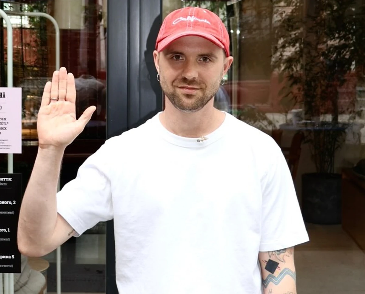 Міша Кацурін позує для фото