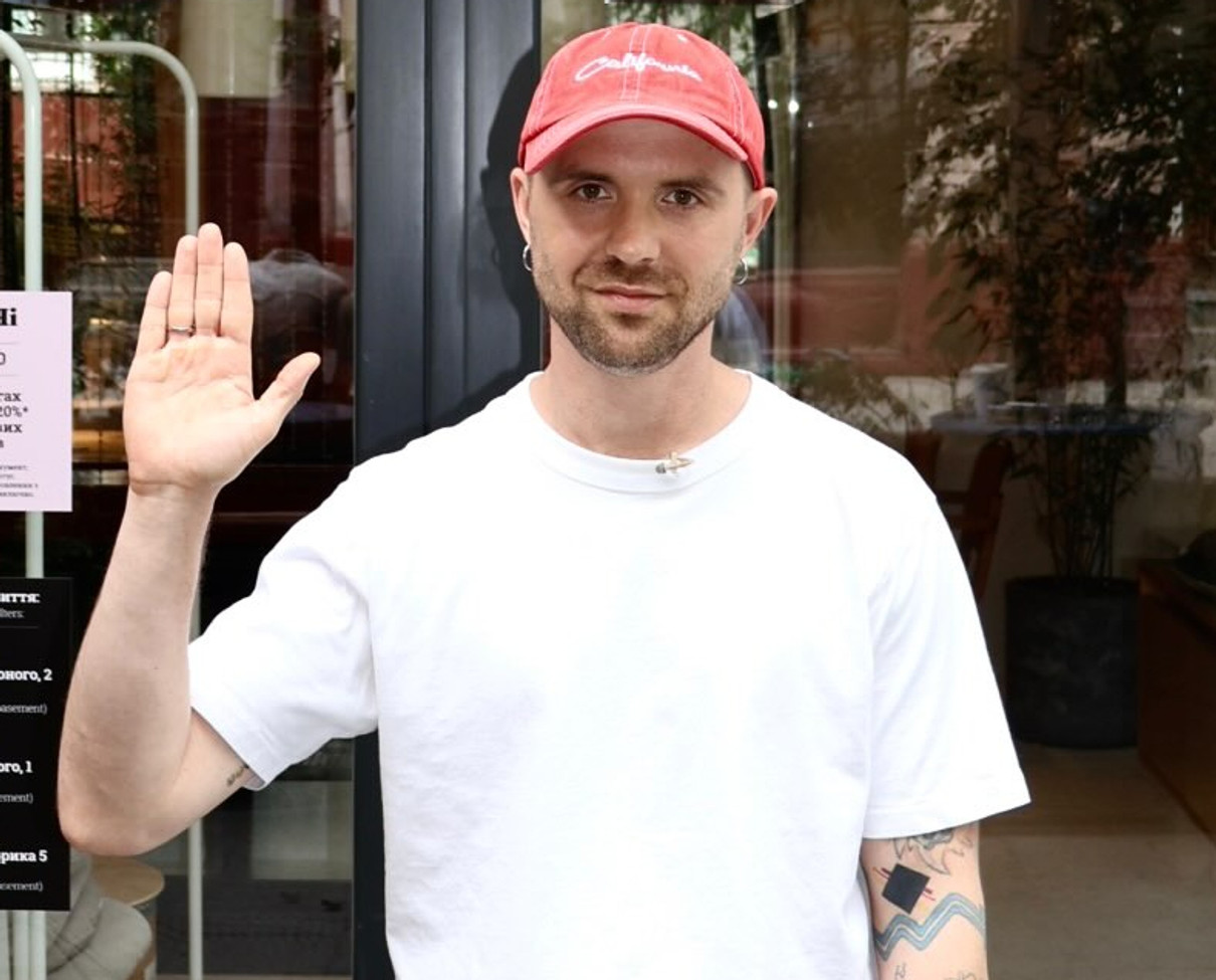 Міша Кацурін позує для фото