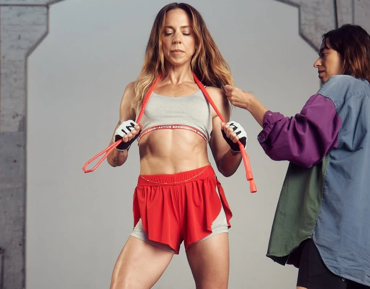 Мелані Сі похвалилася своїм пресом