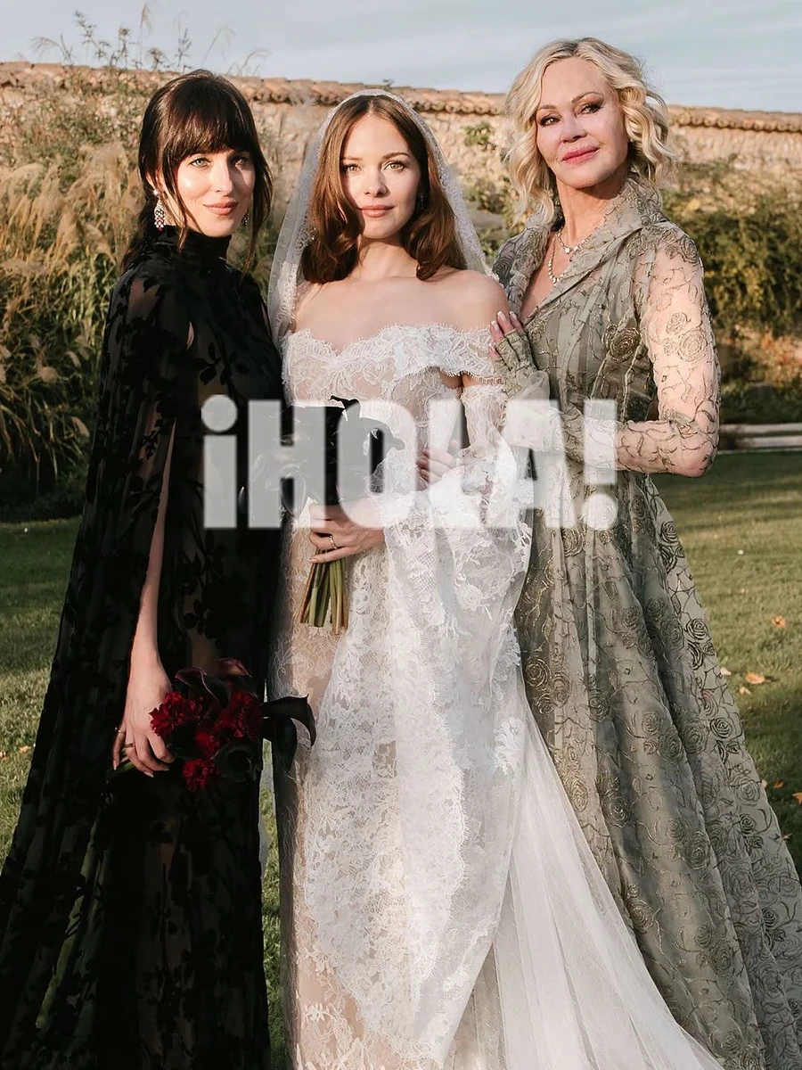 Донька Бандераса попозувала з Дакотою Джонсон і мамою на своєму весіллі