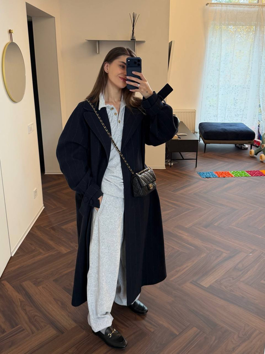 Катя Остапчук на селфі в пальто