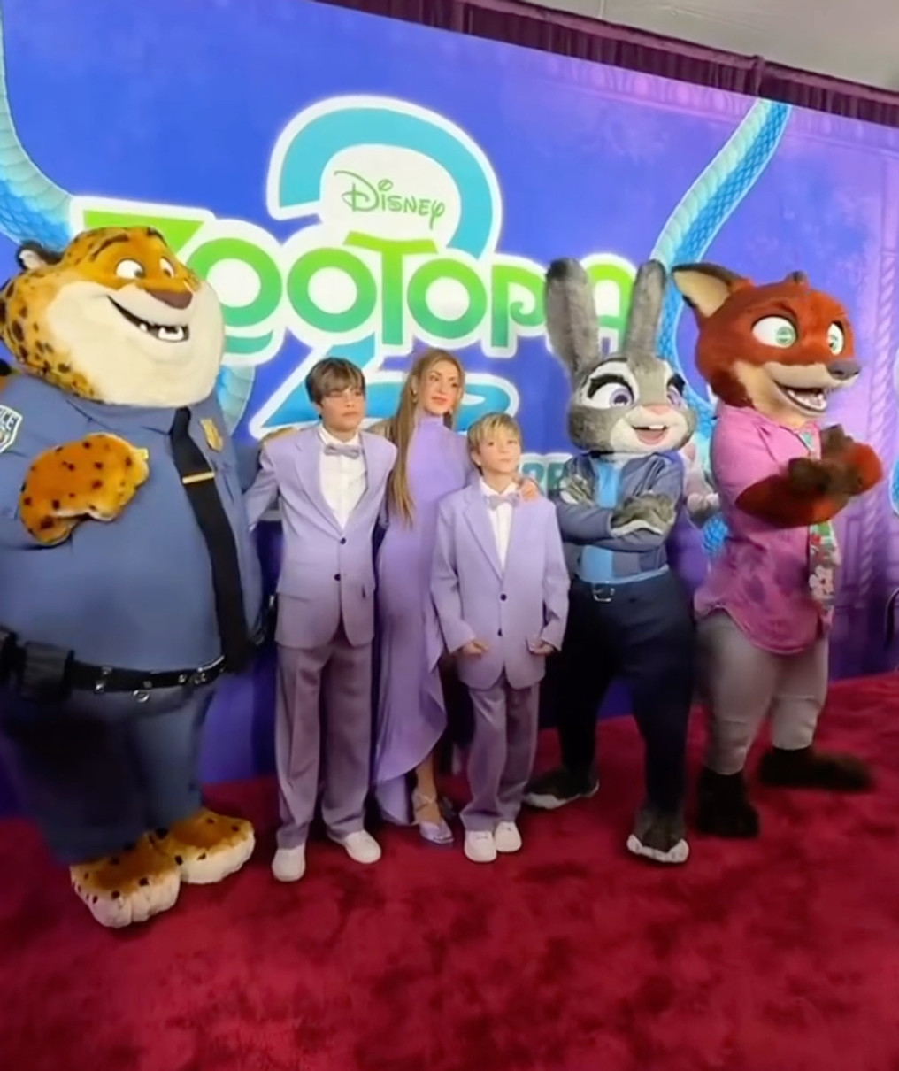 Шакіра з синами у стильних яскравих костюмах попозувала на хіднику