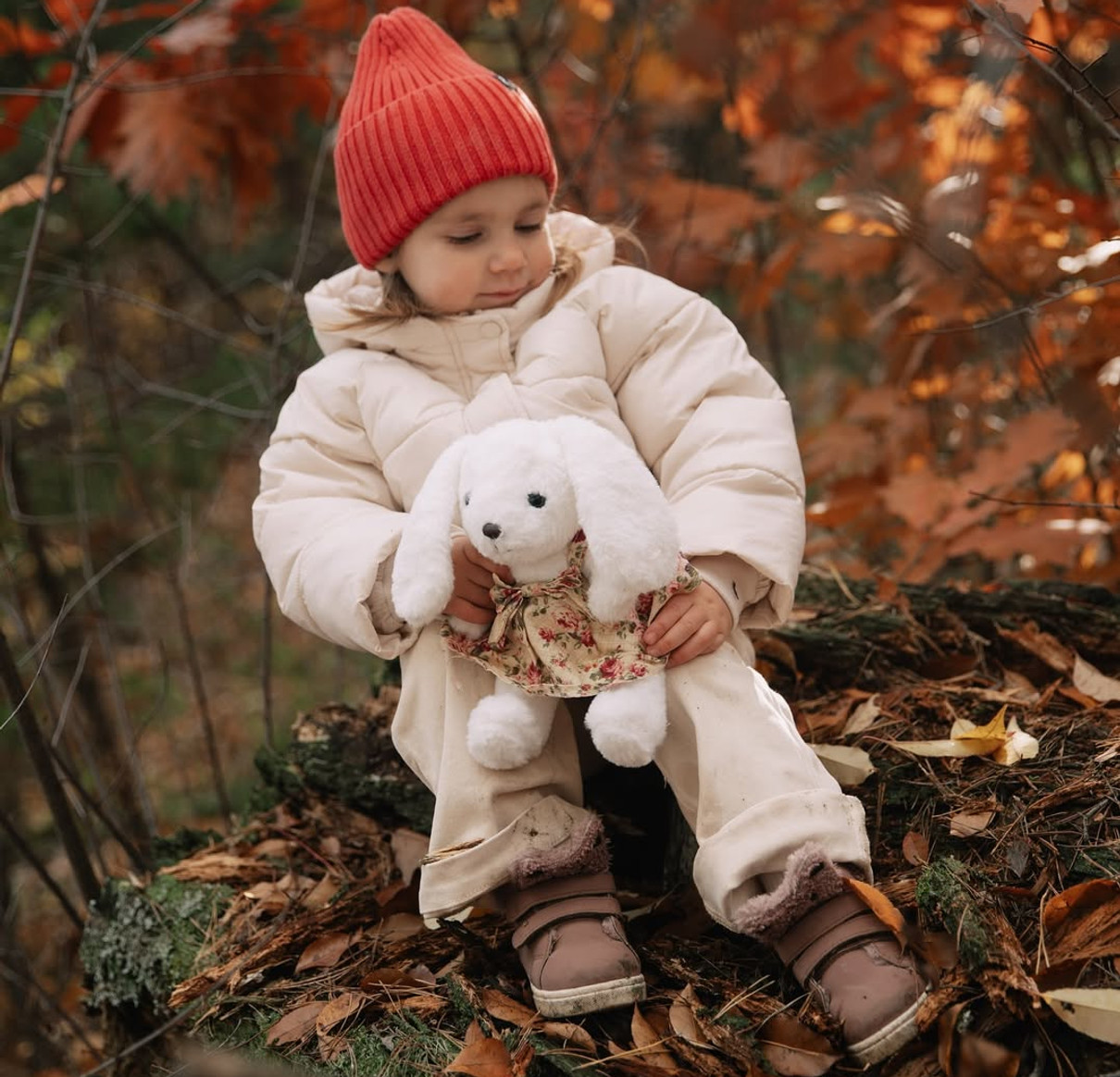 Світлана Тарабарова показала дочку з іграшкою в осінньому лісі
