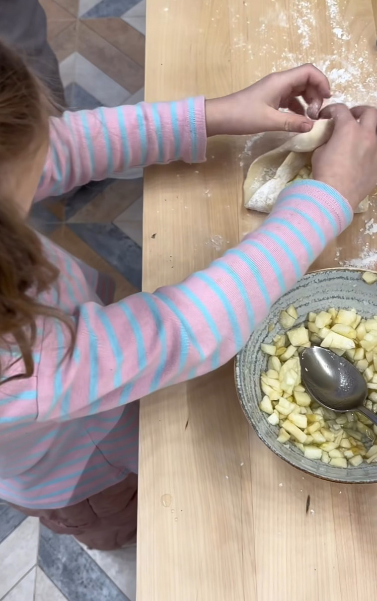 Наталія Могилевська показала, як її дочка робила булочки