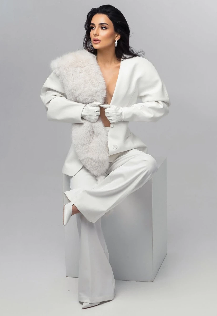 Анна Трінчер в хутрі та жакеті прикрила голі груди