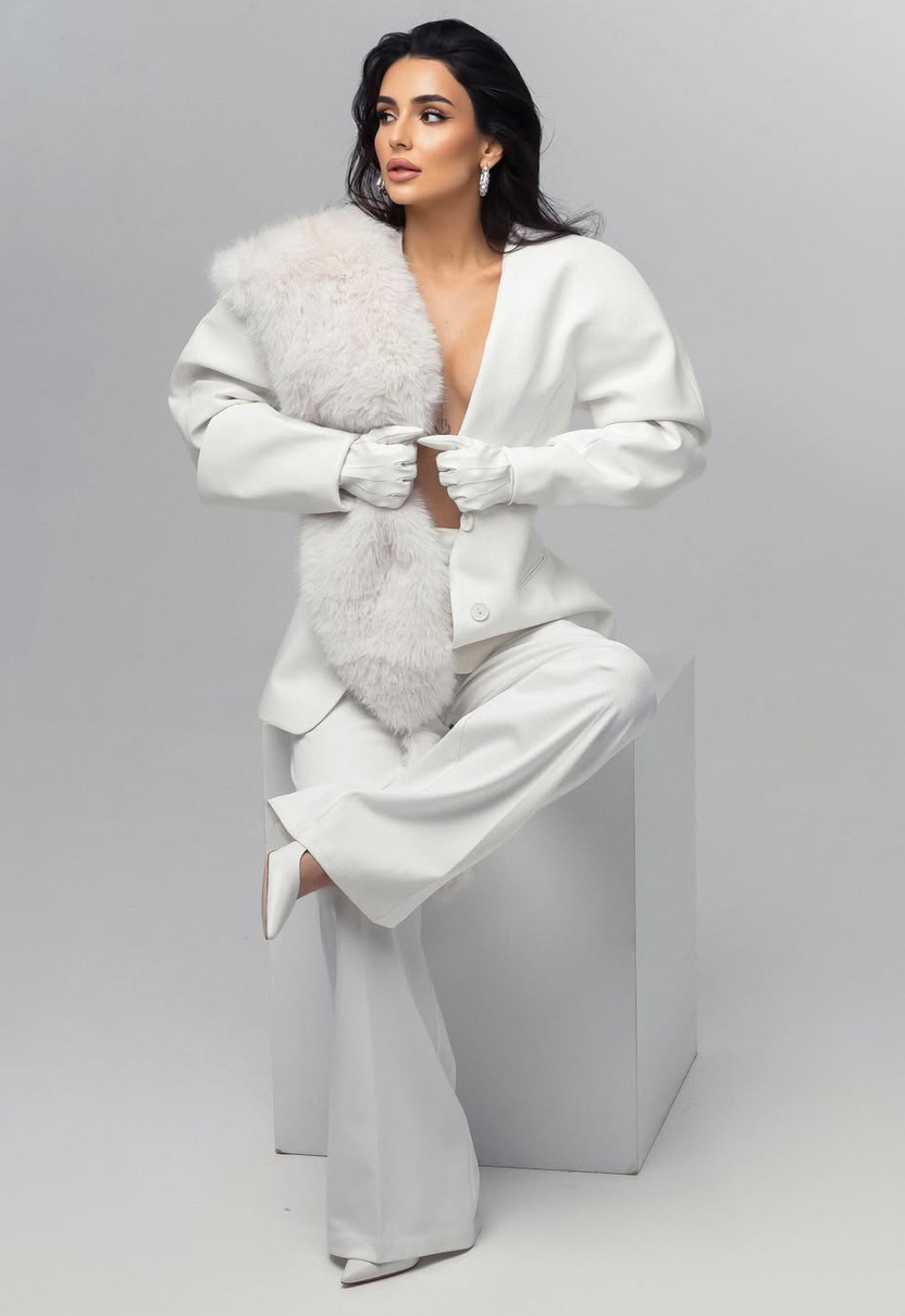 Анна Трінчер в хутрі та жакеті прикрила голі груди