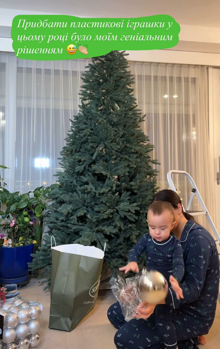 Іванна Онуфрійчук прикрашає ялинку з сином