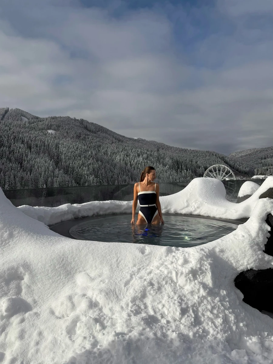 Алла Тищенко у басейні просто неба