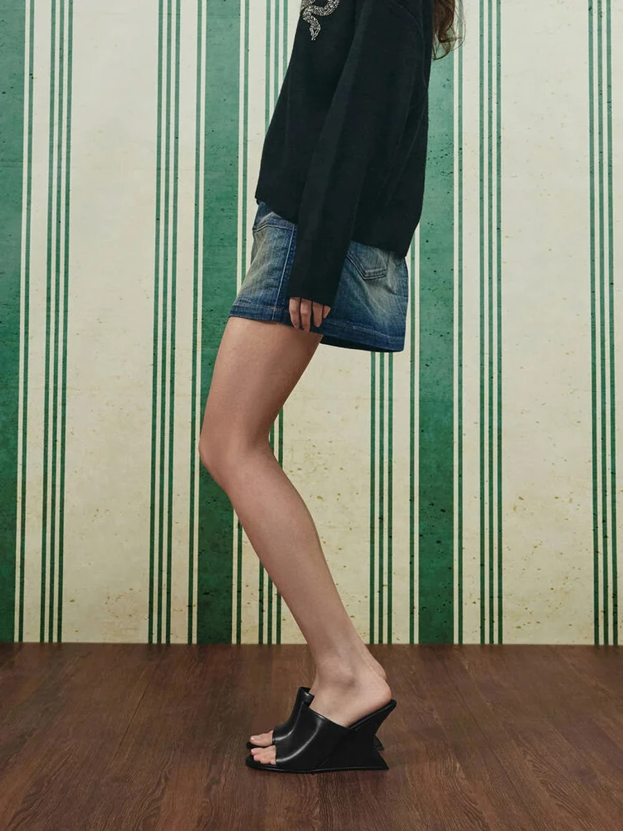 Взуття на танкетці