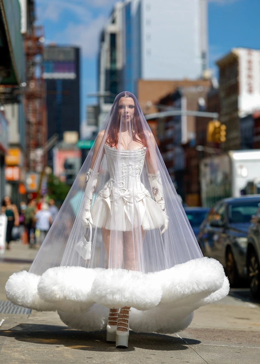 Джулія Фокс доводить, що вміння епатувати – це її базове налаштування, незалежно від кількості одягу на ній