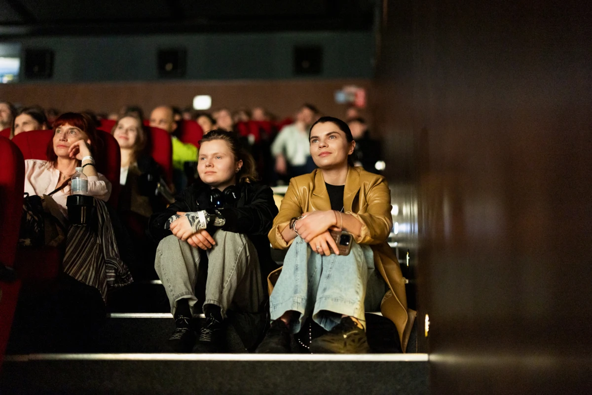 Фотографка Влада Ліберова (праворуч)