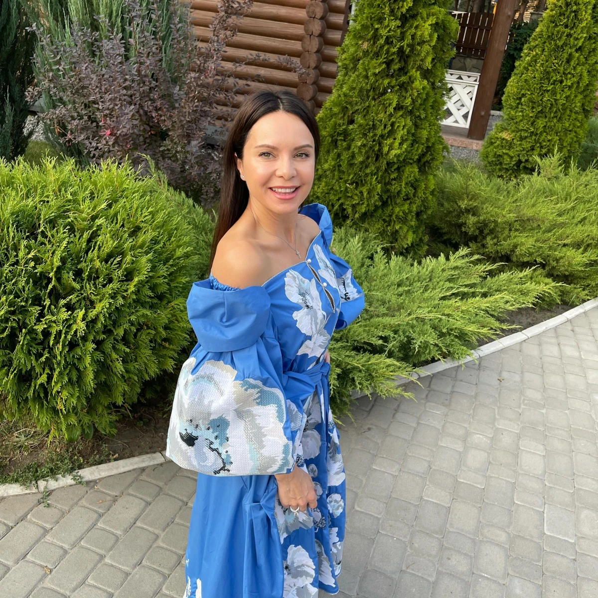 Гарна Лілія у блакитній вишиванці вітає зі святом