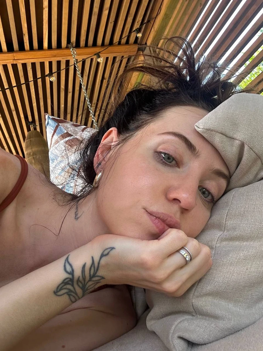 Співачка Надя Дорофєєва робить селфі