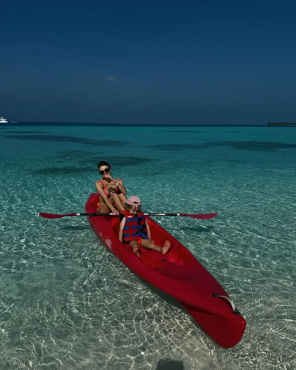 Дружина Зінченка з донькою плавають в океані