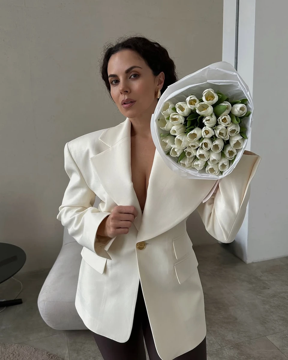 Настя Каменських з букетом