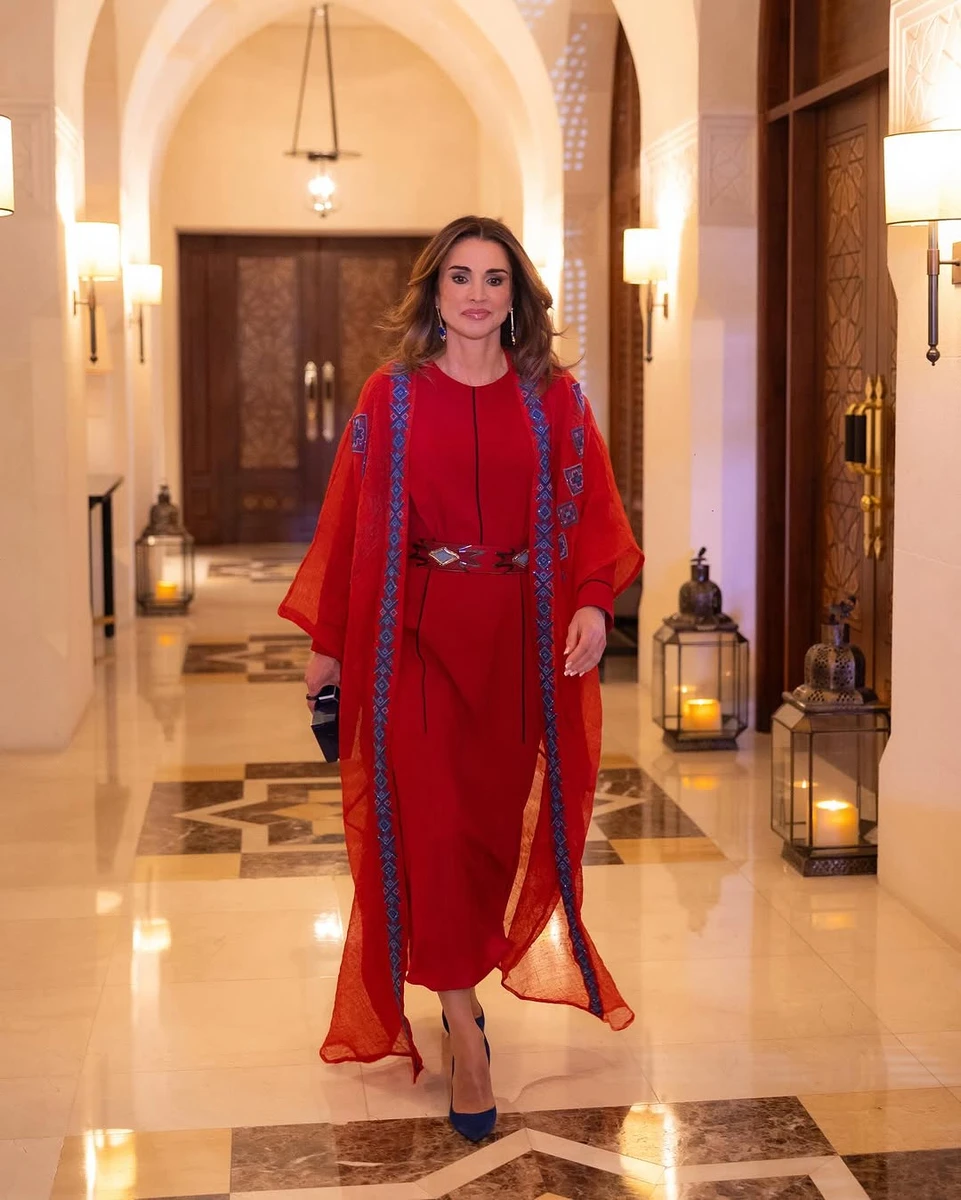 Королева Ранія у червоній сукні та підборах відвідала захід
