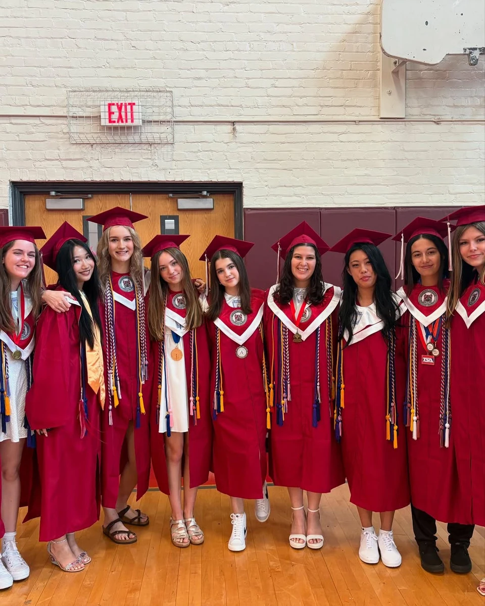 Дочка Лілії Подкопаєвої попозувала в мантії на випуску