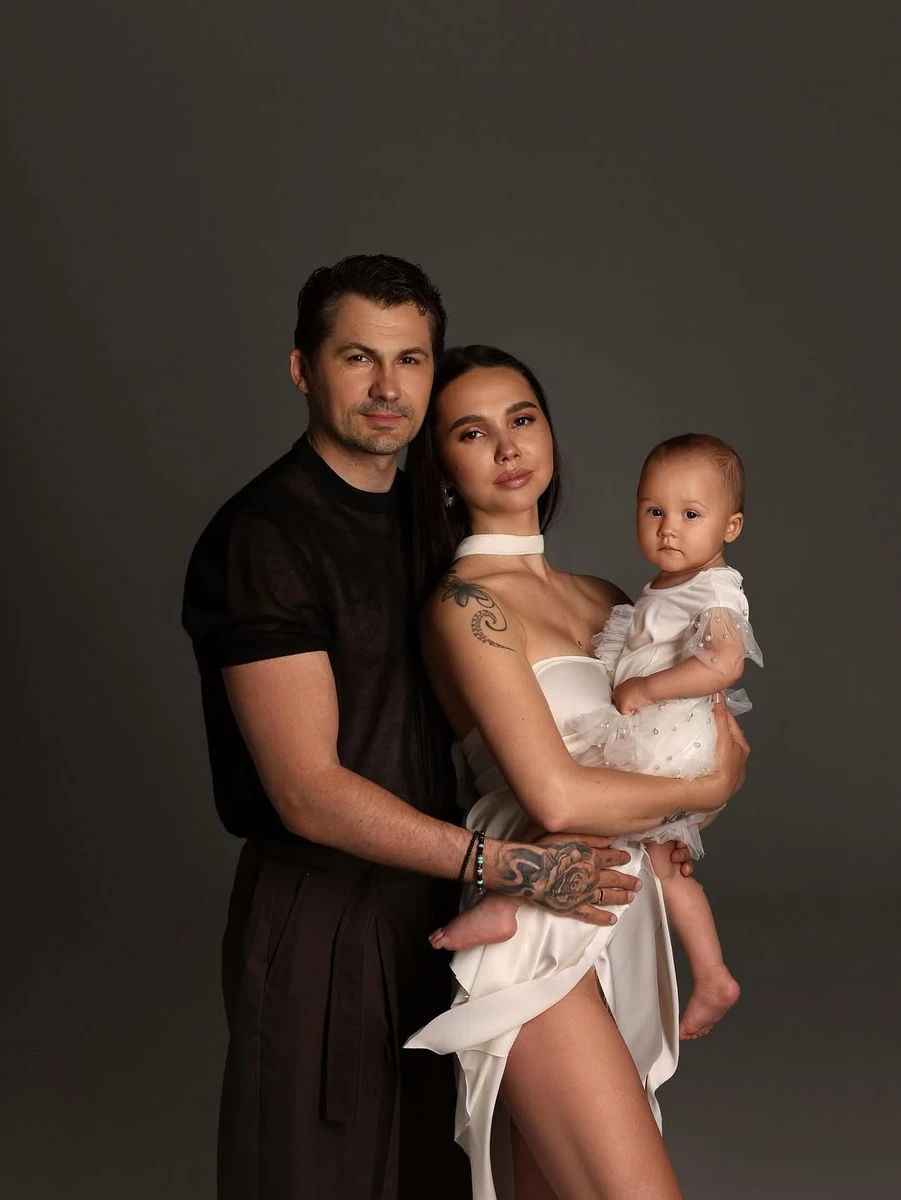 Євген Кот обійняв Наталію Татарінцеву з дочкою на руках