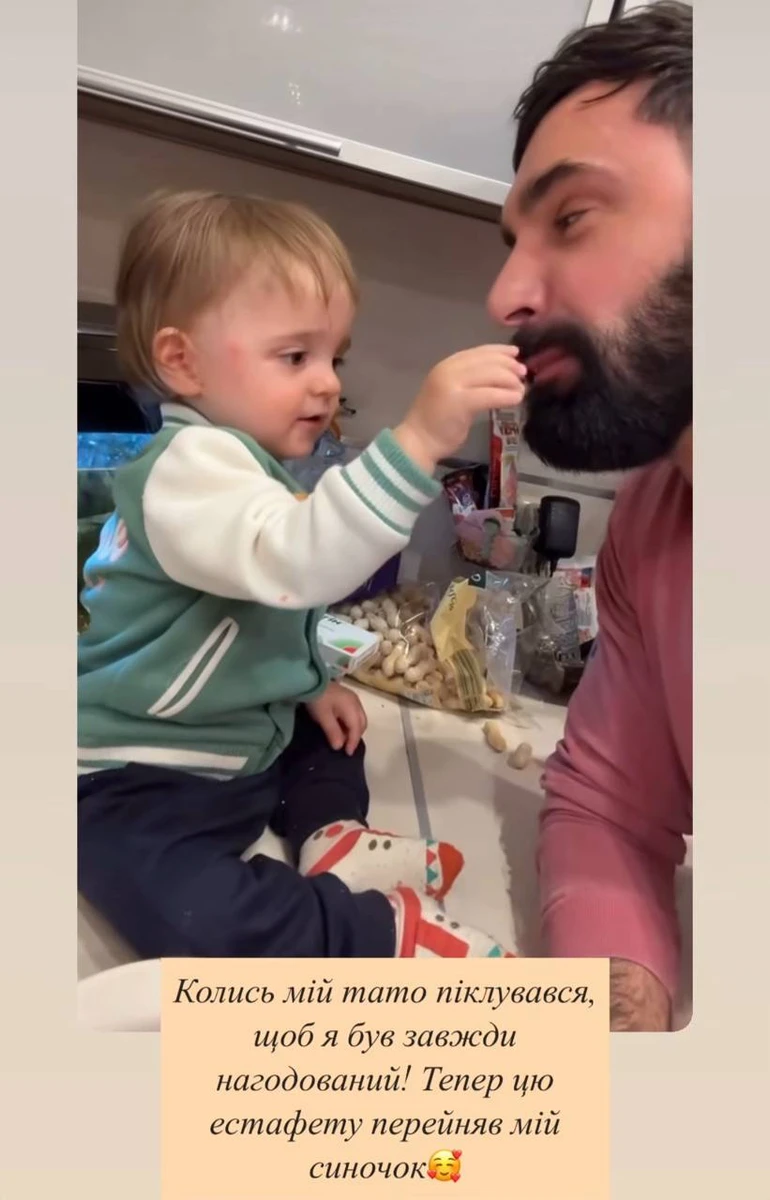 Козловський показав, як його годує син
