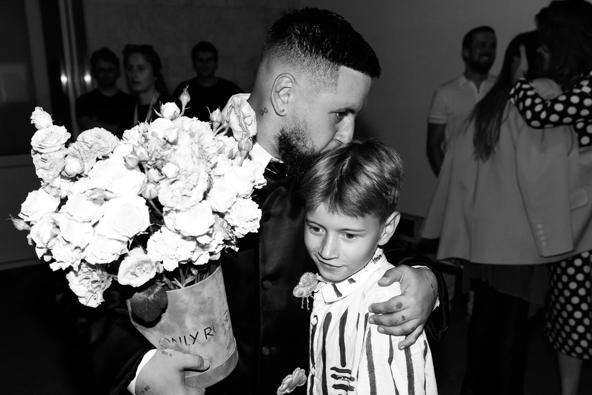 Після шоу Дмитро приймав вітання від найближчих