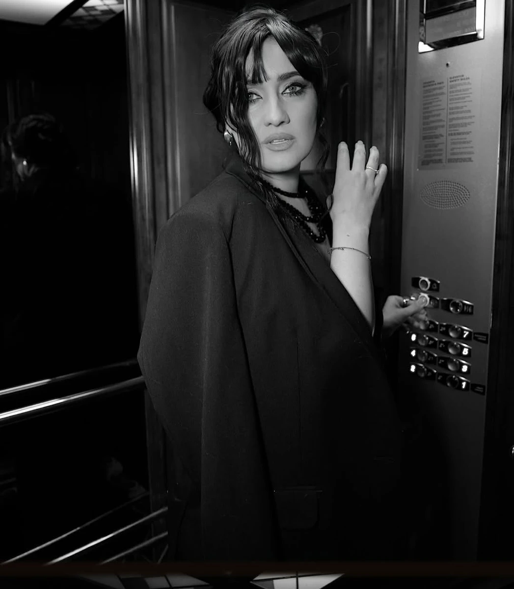 Соломія Вітвіцька у сукні та жакеті наробила ефектних фото в ліфті