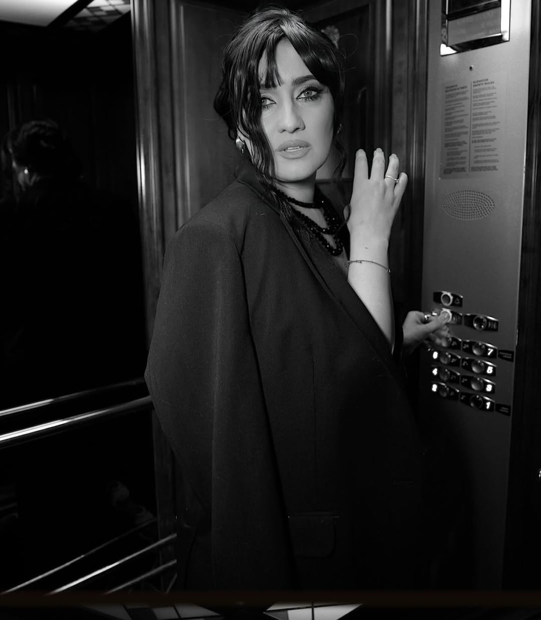 Соломія Вітвіцька у сукні та жакеті наробила ефектних фото в ліфті