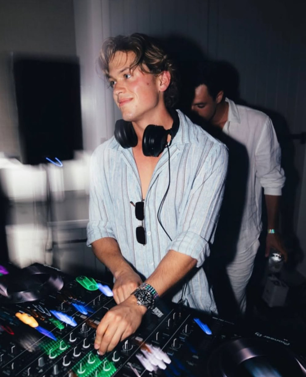 Різ Візерспун похвалилася дорослим сином за діджейським пультом на його 22-річчі