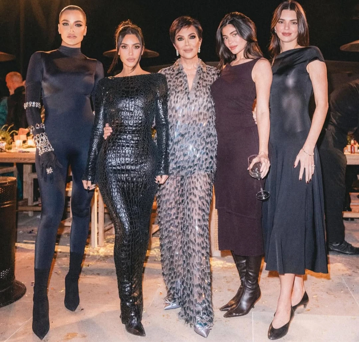 Кім Кардашян показала ефектне фото з мамою і сестрами