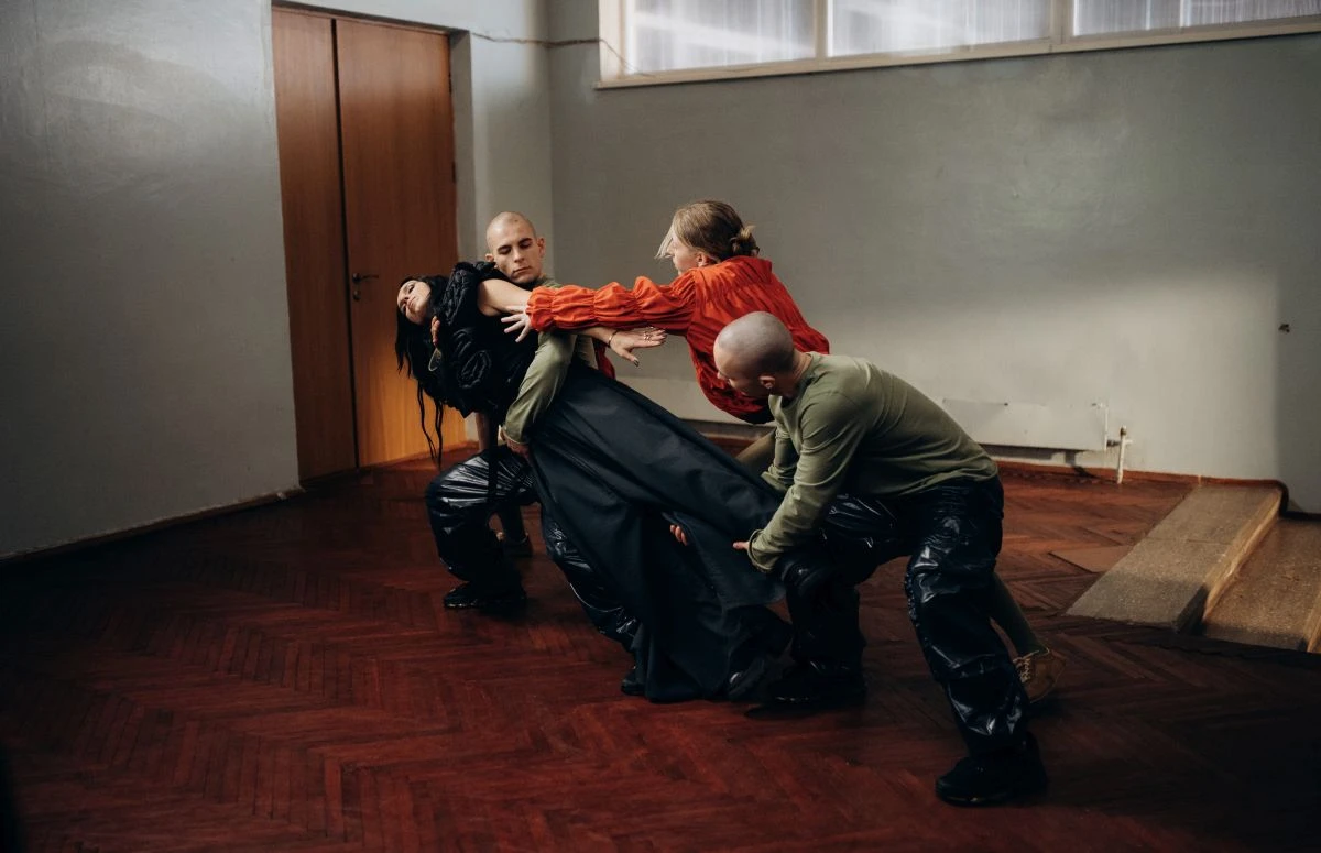 У відео все побудовано навколо пластичності 