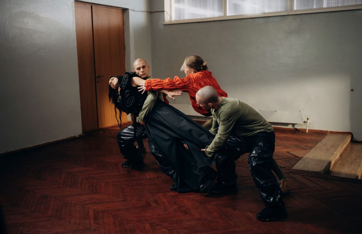 У відео все побудовано навколо пластичності 