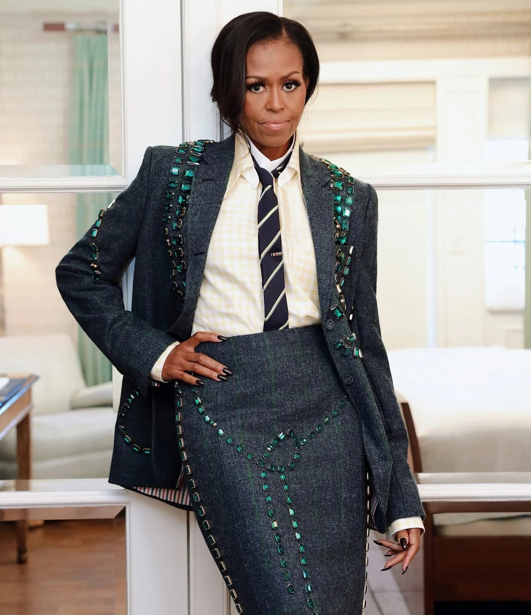 Мішель Обама в твідовому костюмі з кристалами попозувала для фото