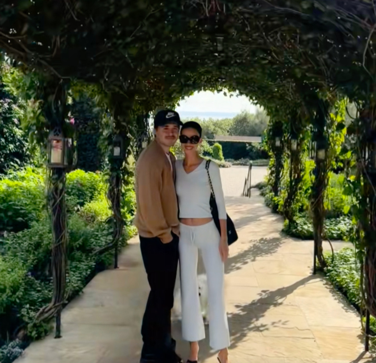 Бруклін Бекхем показався з дружиною на прогулянці на природі