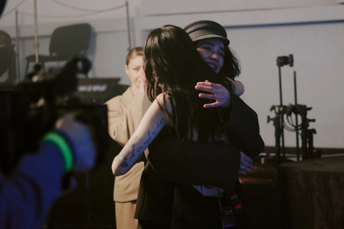 До програми увійшло інтерв’ю з Олександрою Норовою, в якому вона сказала, що рада саме жіночому вокалу, саме голосу DOROFEEVA - бо пісня прозвучала так, ніби вона сама співає її, як особисту присвяту. Чоловічий вокал назавжди залишиться для неї голосом Міші.