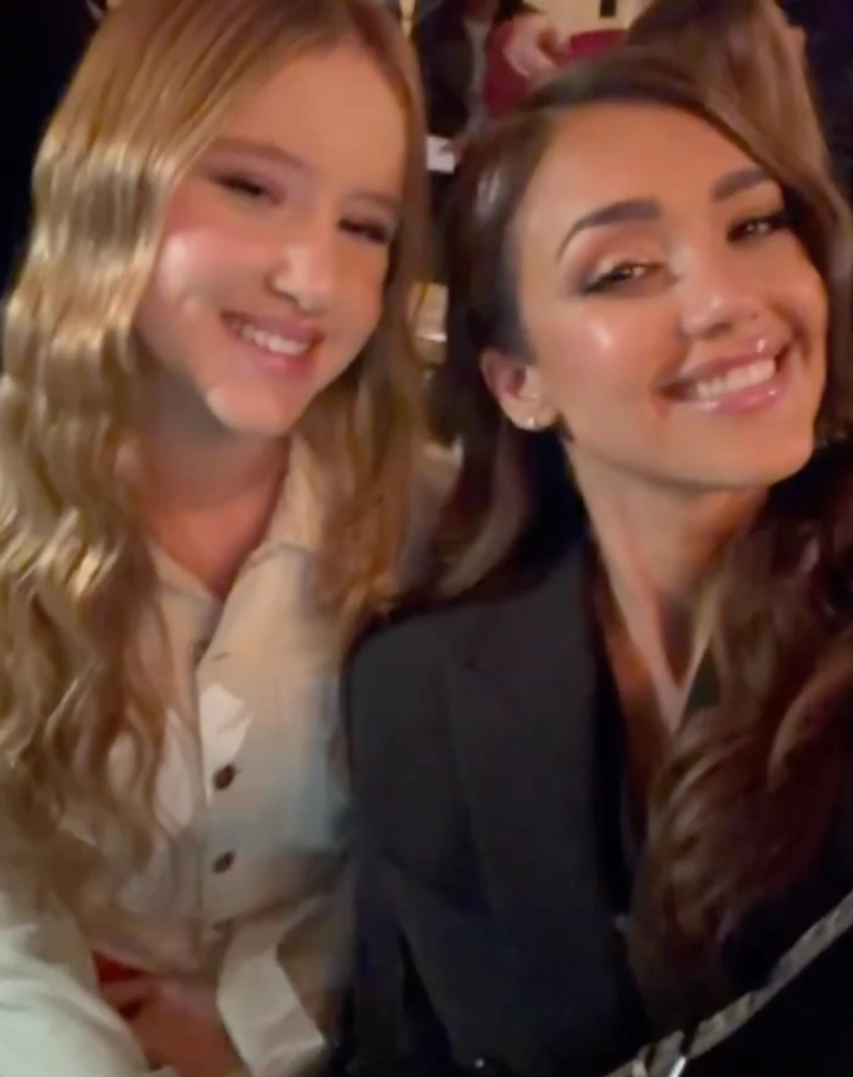 Джессіка Альба похвалилася стильною дочкою на показі мод