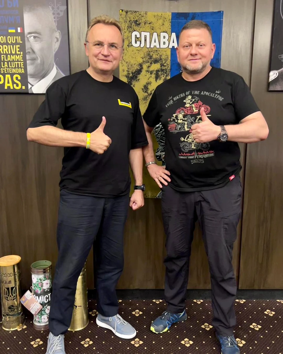 Залужний рідко носить щось, окрім форми, але його цивільний одяг майже завжди патріотичний та символічний 