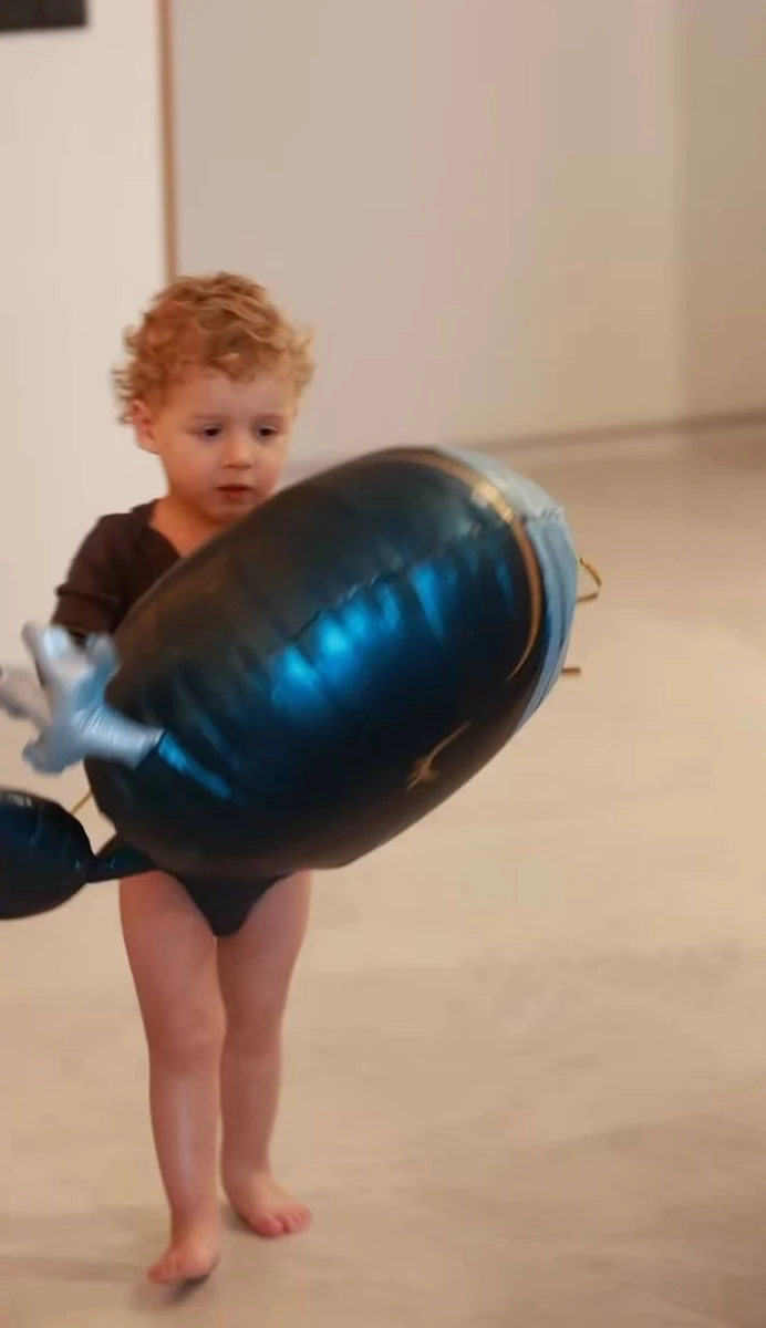 2-річний Марсель уважно грається з повітряною кулькою