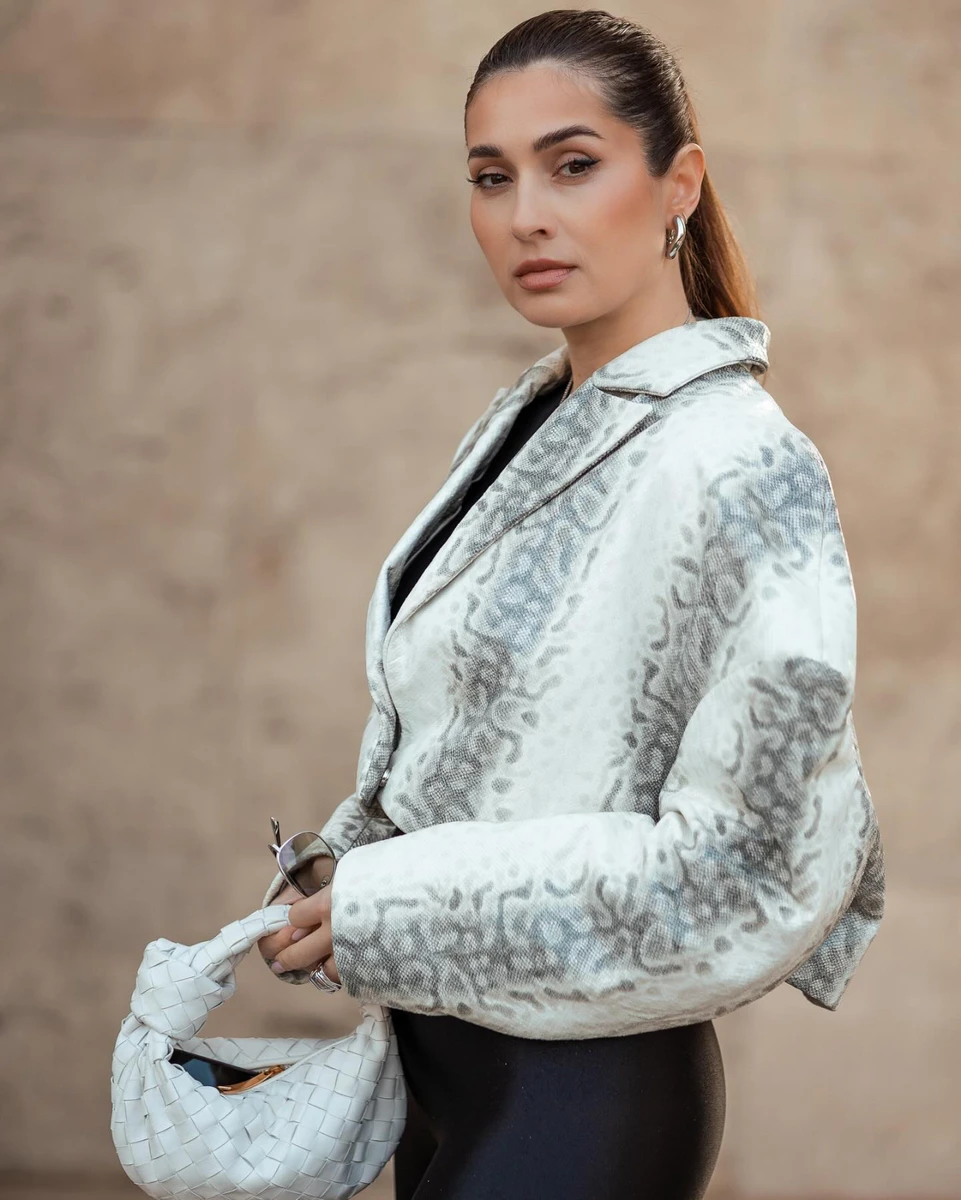 35-річна Марина вбралася у зміїну шкіру для модного шоу