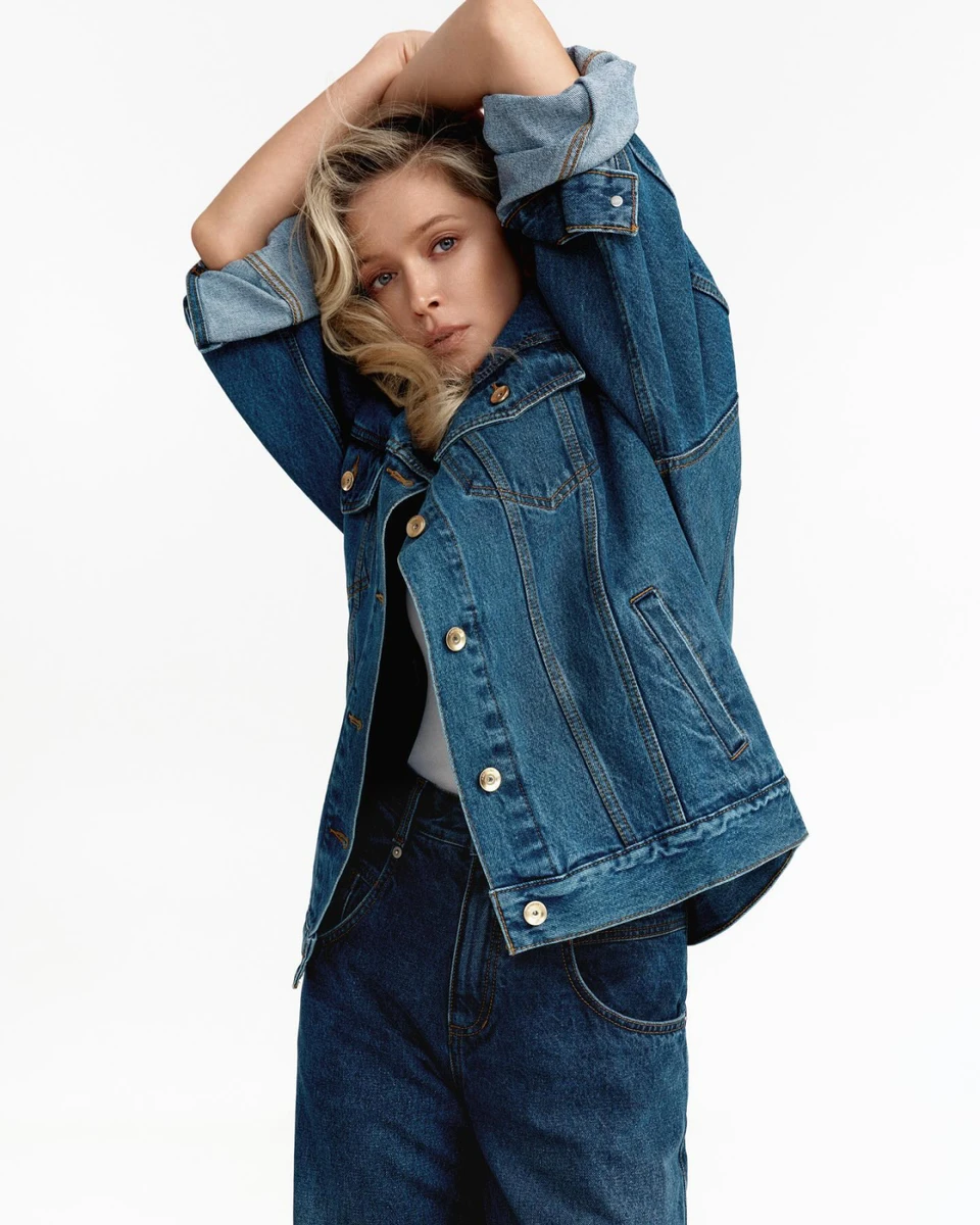 Артистка попозувала у тотал-луці