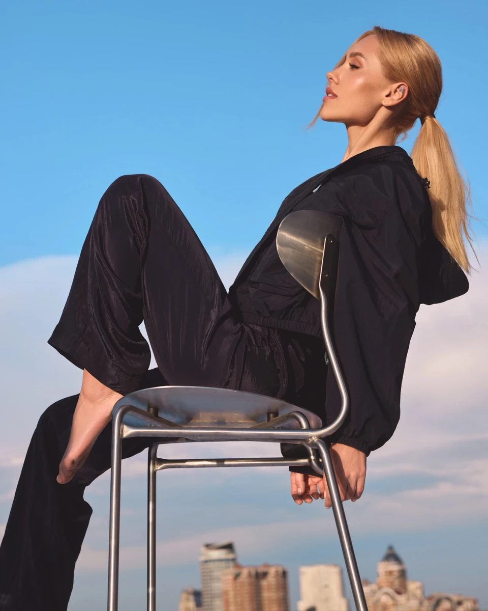 Квіткова у спортивному на стулі