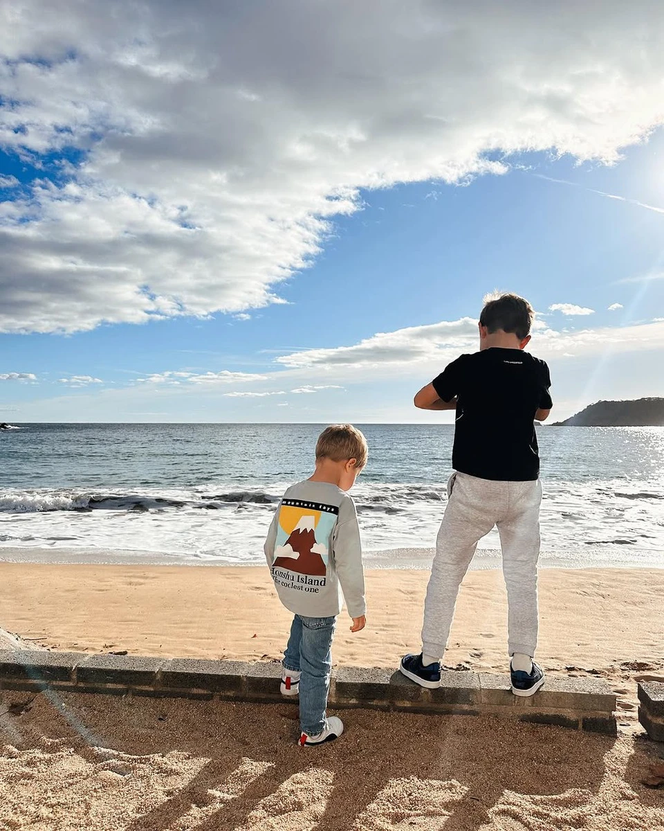 Осадча показує світ своїм синам