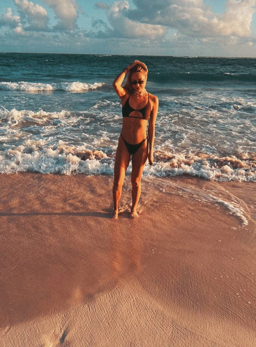 Анастасія Цимбалару в купальнику