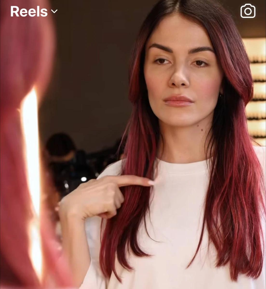 Виконавиця дуже любила свої яскраві пасма і довго не змінювала колір