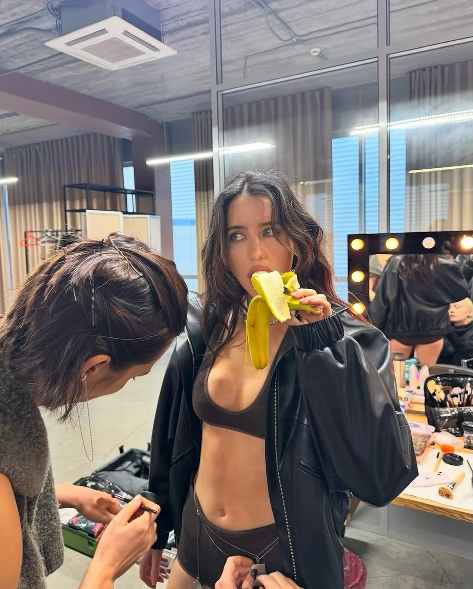 Надя Дорофєєва позує в шортах і топі