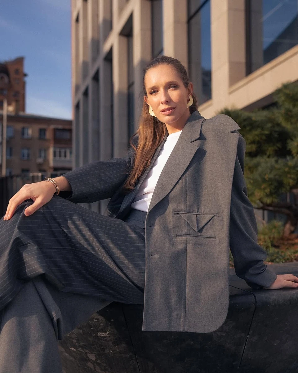 Катерина Осадча ефектно попозувала на вулиці