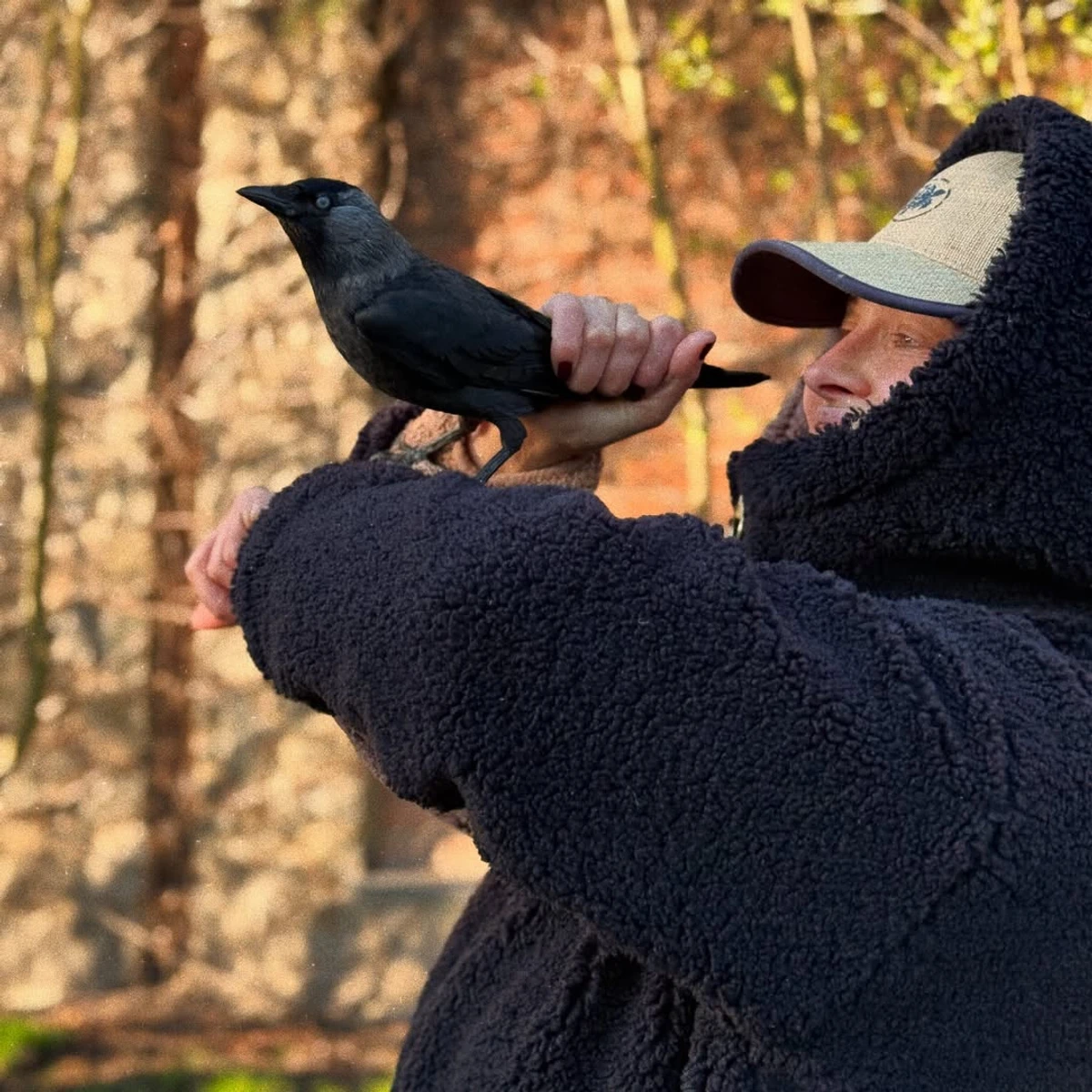 Даша Астаф'єва зі своєю пташкою