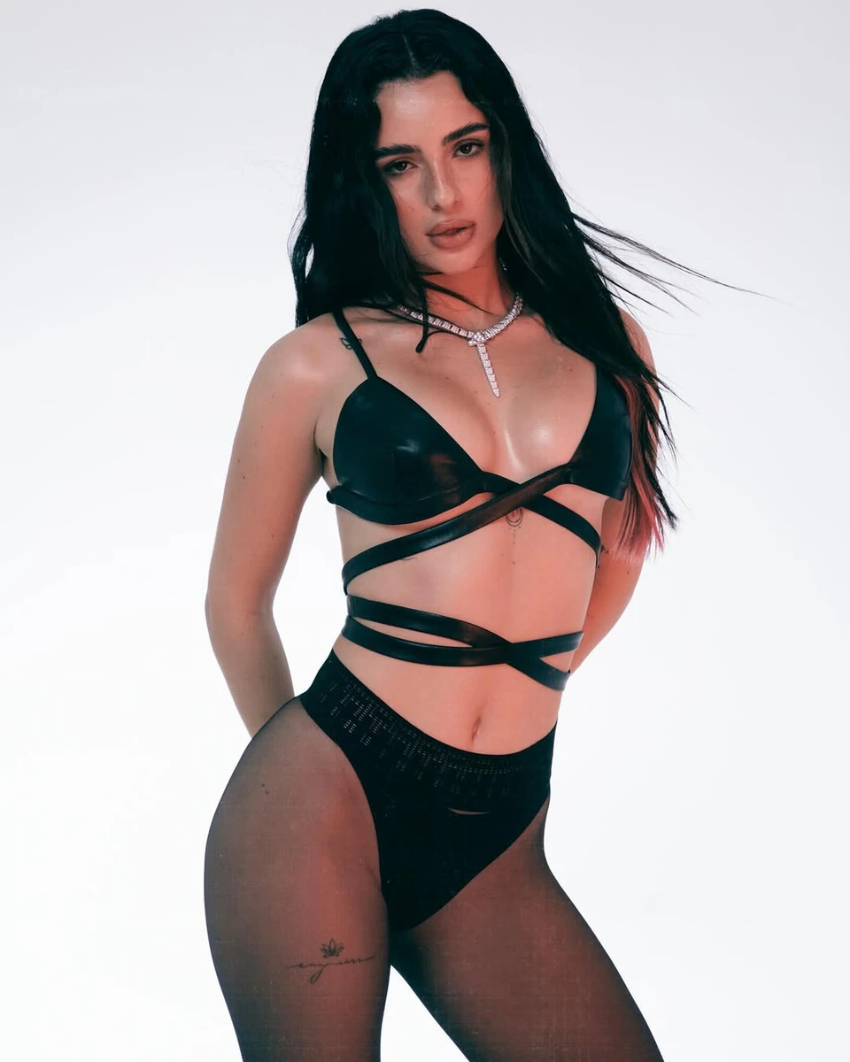 Анна Трінчер в самій білизні повигиналася на камеру