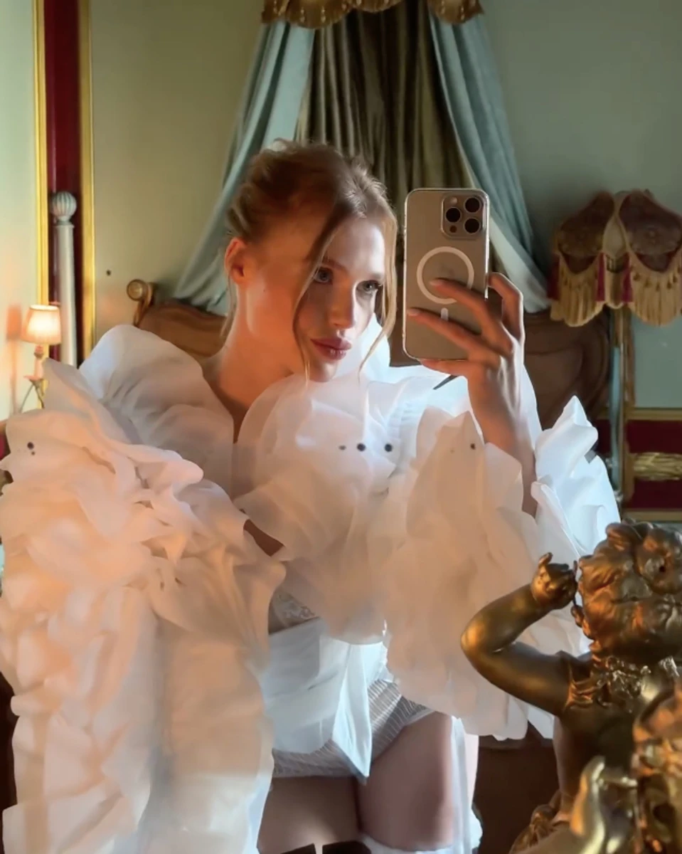 Анастасія Юзьвак у трусиках покрутилася перед дзеркалом