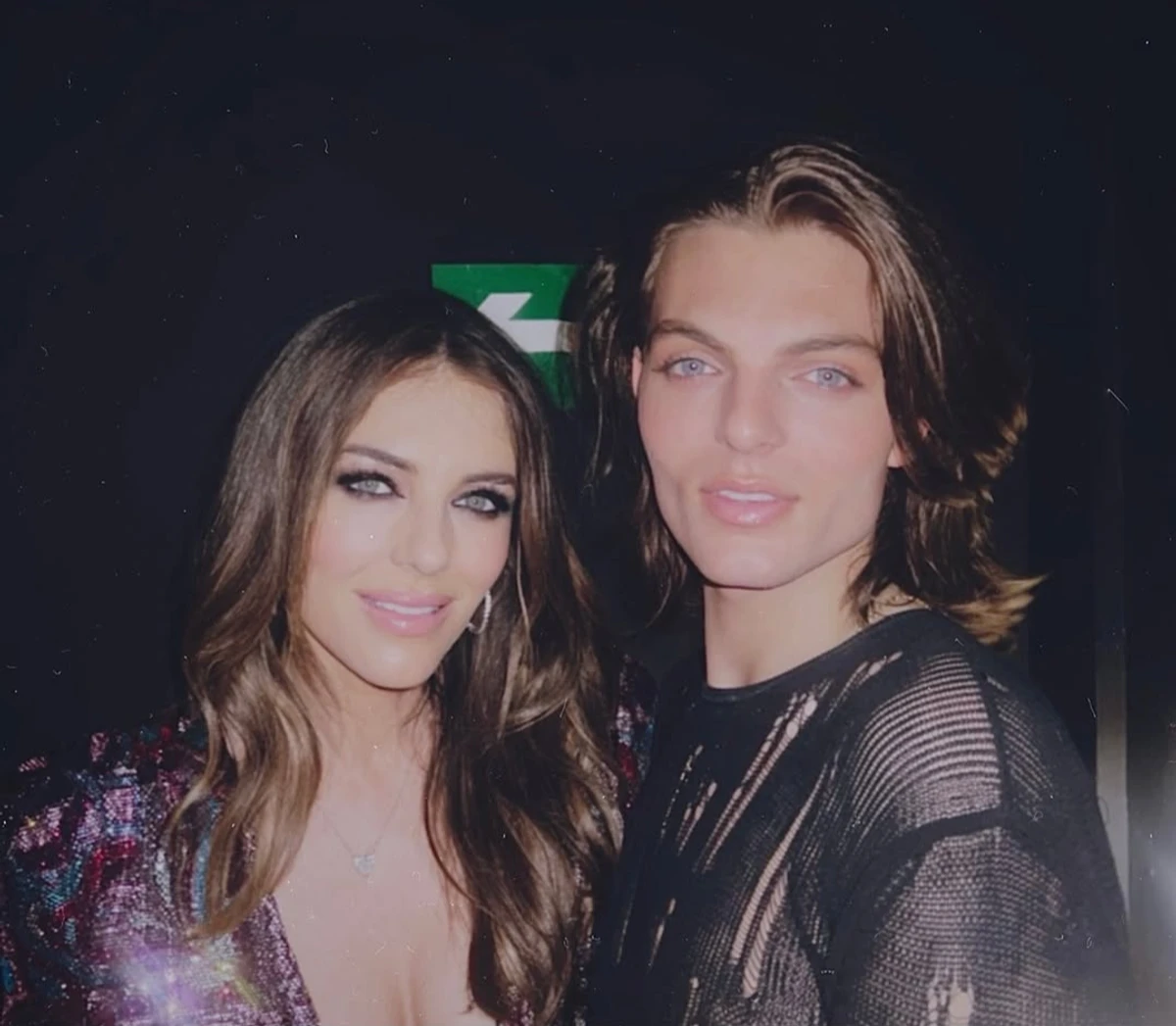 Елізабет Херлі попозувала з дорослим сином в ошатних луках