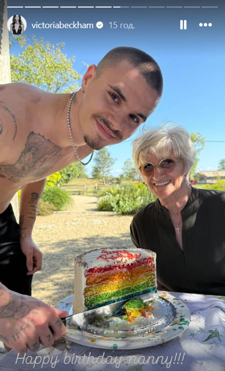Син Вікторії та Девіда Бекхемів коло бабці