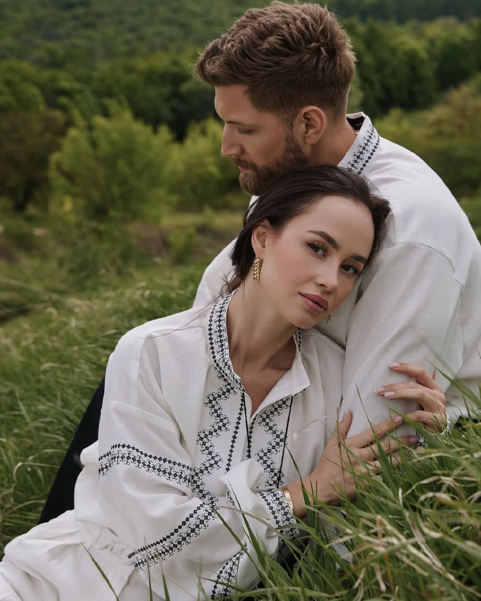 Парфільєва і чоловік у вишиванках